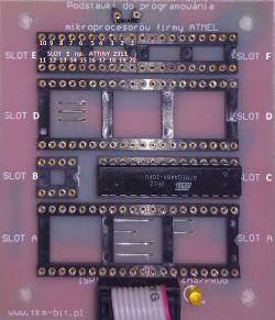 Płyta do programowania mikrokontrolerów firmy Atmel z różnymi slotami.