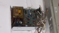 Stara centrala domofonowa z widocznymi przewodami i elektroniką