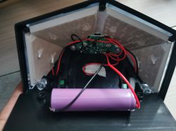Jak podłączyć lampę LED zasilaną 3,7V akumulatorkiem do prądu z gniazdka.