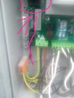 Wyciek substancji z filtru ceramicznego przeciwzakłóceniowego - przegrzewanie i rozpuszczanie kleju Wyciek substancji z filtru ceramicznego przeciwzakłóceniowego - przegrzewanie i rozpuszczanie kleju