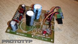 Prototyp płytki drukowanej z elementami elektronicznymi na stole.
