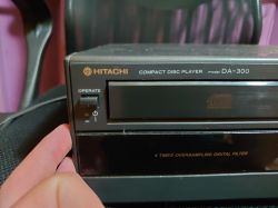 Hitachi DA-300 - Jakie napięcie i piny do zasilania?