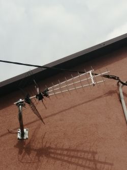 Wzmacniacz antenowy - aktywny czy pasywny? Analiza Mux i wpływ zasilacza na odbiór TV