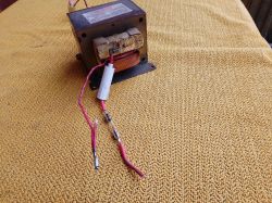 Trafo z mikrofalówki jako generator wysokiego napięcia.
