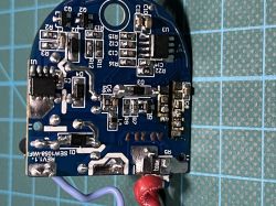 Nahaufnahme einer SEW1088-WiFi-Platine mit elektronischen Bauteilen