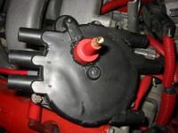 Dodatkowe gniazdo lub wtyk WN na kopułce aparatu zapłonowego.