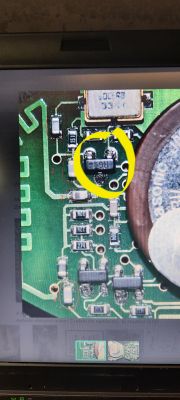 Zdjęcie obwodu drukowanego kluczyka BMW e39 z zaznaczonym na żółto brakującym elementem.