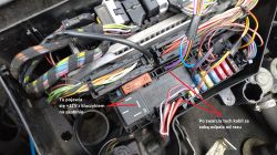 Moduł elektryczny samochodu z widocznymi przewodami i oznaczeniami.