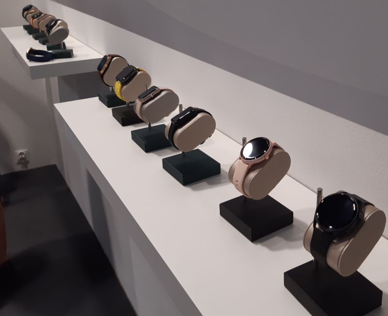 Wystawa smartwatchy na stoisku targów elektroniki.