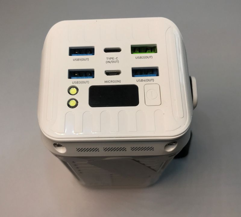 Zbliżenie na porty powerbanku z 4 wyjściami USB, microUSB, USB-C i latarką LED