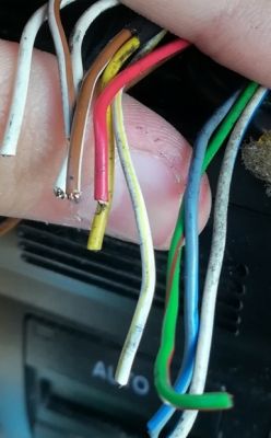 Jak podłączyć kable w radiu Audi A6 c5 - tylko przednie głośniki działają