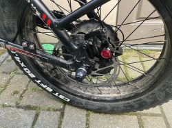 Tylnie koło roweru z zamontowanym nowym zestawem hamulcowym.