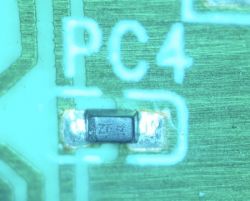 Zbliżenie na element elektroniczny oznaczony jako PC4 na płytce drukowanej