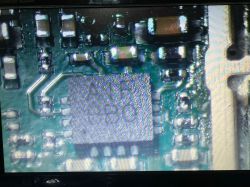Zbliżenie na uszkodzony chip elektroniczny z nadrukiem na płytce.