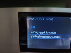 Ekran urządzenia z listą plików m3u na USB, z podświetlonym plikiem.