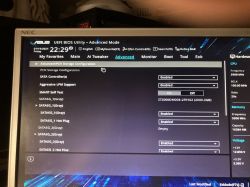 Ekran BIOS UEFI komputera z ustawieniami zaawansowanymi konfiguracji przechowywania.