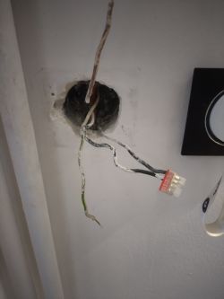 Zdjęcie kilku przewodów elektrycznych wystających ze ściany.