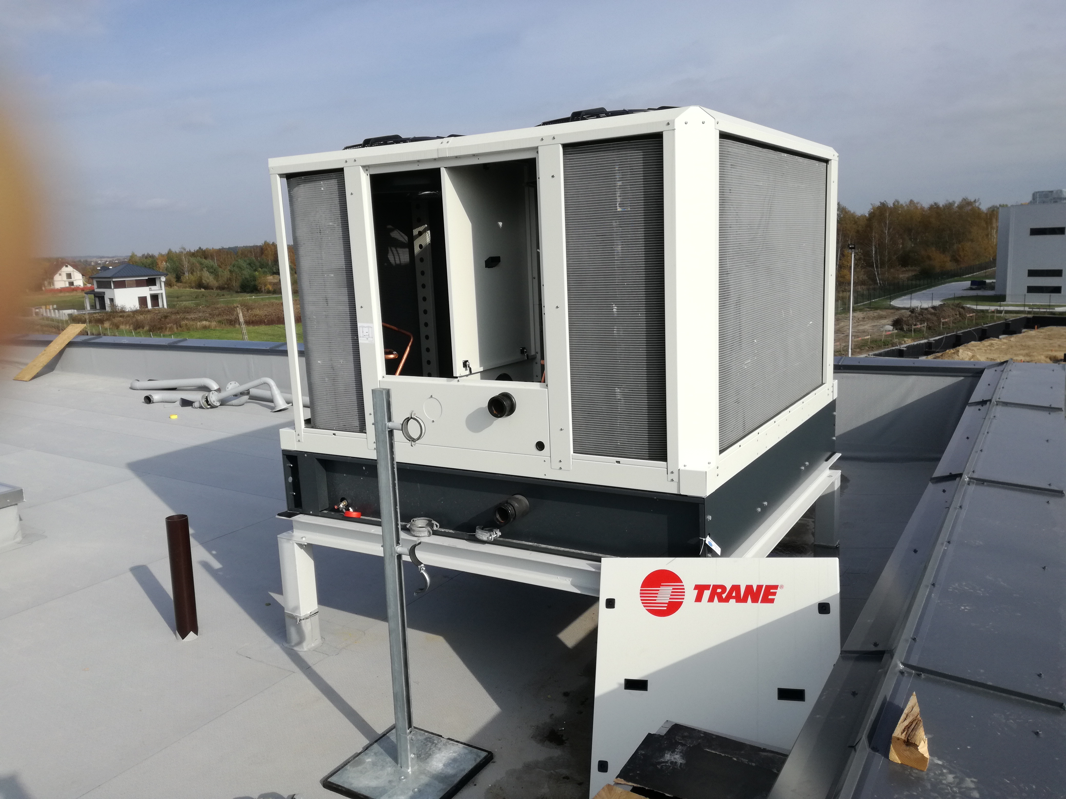 Trane CGAX 060 - Który króciec to zasilanie, a który powrót?