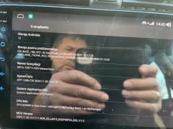 Szczegóły urządzenia Android na ekranie radia samochodowego Ekran radia samochodowego Android pokazuje szczegóły o urządzeniu.