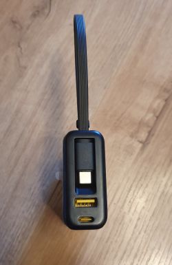 Widok z boku powerbanku z wbudowanym kablem oraz portami USB‑A i USB‑C