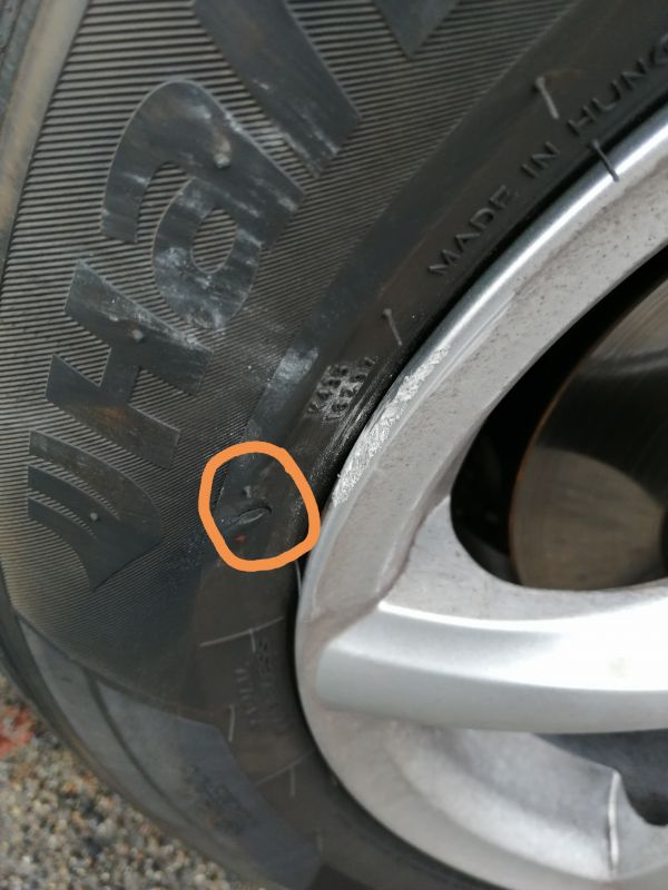 Czy można jeździć na oponie uszkodzonej przez krawężnik?