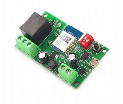 Moduł elektroniczny z przekaźnikiem i komponentami na zielonej płytce PCB.