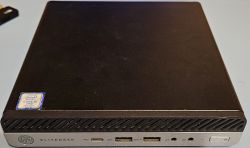 Komputer stacjonarny HP EliteDesk 800 G3 Mini z naklejką Intel Core i5 na obudowie.