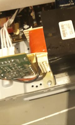 Zbliżenie na transformator z uzwojeniem i podłączonymi przewodami wewnątrz obudowy elektronicznej