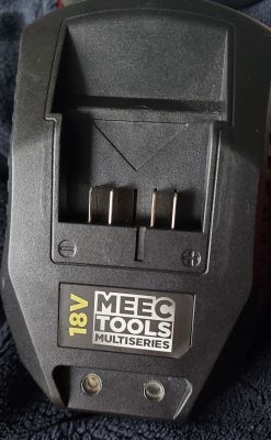 Gniazdo wyjściowe ładowarki Meec Tools 18V z czterema metalowymi pinami