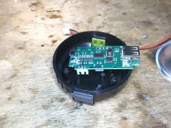 Wnętrze lampki kempingowej z widoczną płytką PCB i portem USB.