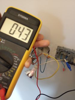 Napięcie w łącznikach schodowych 50V i działa, nie można podłączyć automatu. Napięcie w łącznikach schodowych 50V i działa, nie można podłączyć automatu.
