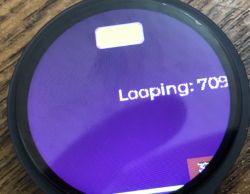 Okrągły wyświetlacz LCD ESP32-S3 z fioletowym tłem i napisem Looping: 709