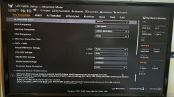 Ekran BIOS w trybie zaawansowanym z ustawieniami Ai Tweaker dla płyty głównej ASUS