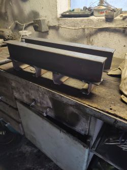 Konstrukcja prasy hydraulicznej 20t z ceowników 45x37, profil 80x80x5/6: naprawa wygiętego stołu