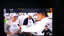 Ekran telewizora z programem kulinarnym, brak tytułu programu, można zobaczyć kucharzy w czapkach.