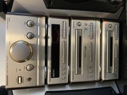 Zestaw komponentów audio Technics z lat 90. złożony z czterech srebrnych urządzeń.