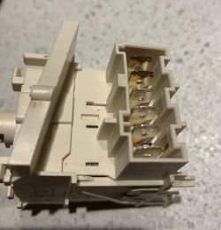 Bosch SRV55T43IU nie reaguje na włącznik - jak złożyć włącznik?