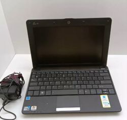 Laptop Asus Eee PC 1001PXD z zasilaczem na białym tle.