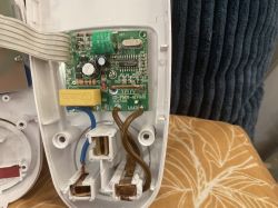 Wnętrze watomierza z widoczną płytką PCB i podłączeniami przewodów elektrycznych