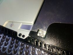 Odkręcanie wyrobionych śrubek w konsoli PS4 Slim - Jak to zrobić?