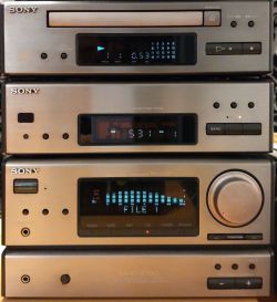 Wieża audio SONY MHC-4700 składająca się z czterech segmentów i wyświetlaczem