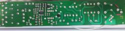 Spód zielonej płytki PCB z lutami i ścieżkami, fragmenty przewodów w prawym górnym rogu