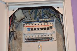 Zdjęcia najlepszych i najgorszych instalacji elektrycznych.