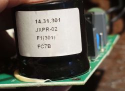 Zbliżenie na kondensator z oznaczeniem JXPR-02 na płytce PCB sprężarki
