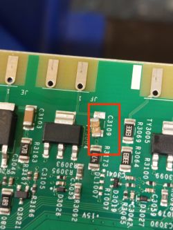 Zbliżenie na płytę PCB z uszkodzonym elementem SMD oznaczonym jako C3109