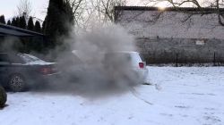 Samochód diesel wydzielający czarny dym podczas uruchamiania na śniegu.