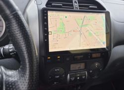 Duży ekran dotykowy z mapą Google w desce rozdzielczej Toyoty RAV4 II gen.