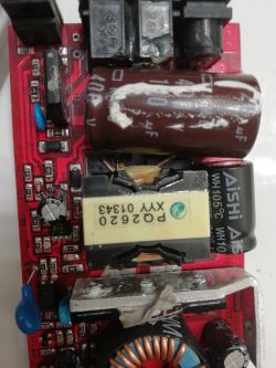 Część płyty głównej zasilacza z widocznymi elementami elektronicznymi.