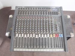 Mikser audio Soundcraft SPIRIT FOLIO SX widziany z góry, z widocznymi wejściami i suwakami.
