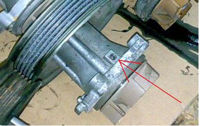 Pompa wody 1.3 CDTI - tarcie po wymianie, do czego służy otwór?